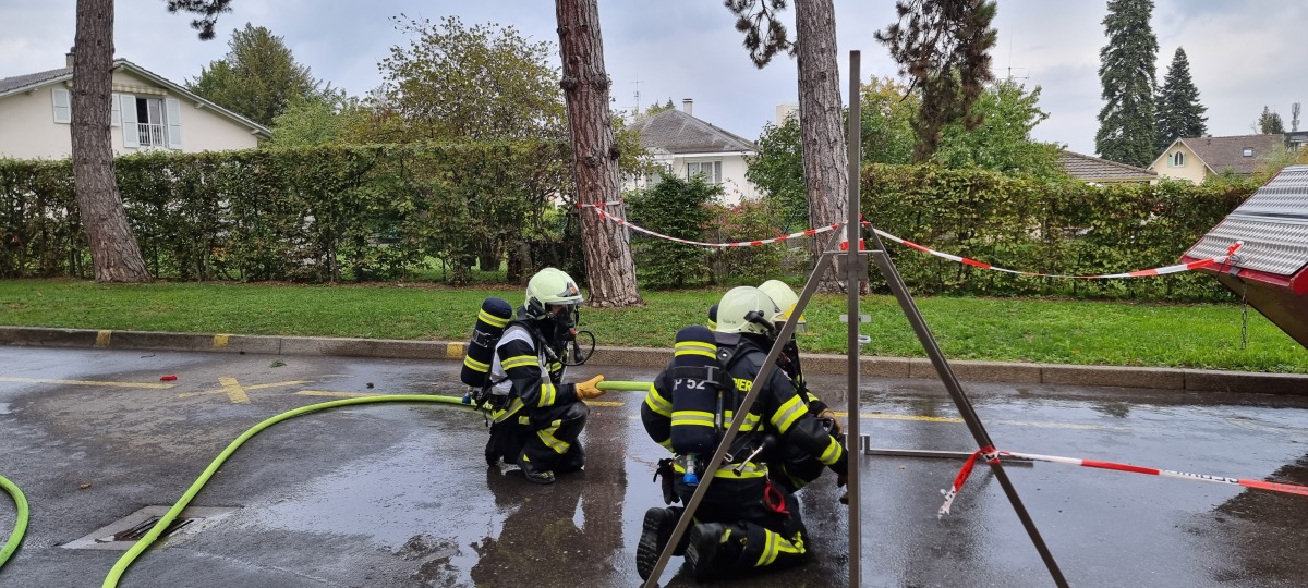 Caserne de pompiers avec tour  d`exercice?locale=fr-FR,fr,en,*&$pdp_product_zoom_xl$&fmt=auto&strip=true&qlt=80&fmt.jpeg.chroma=1,1,1&unsharp=0,1,1,7&fmt.